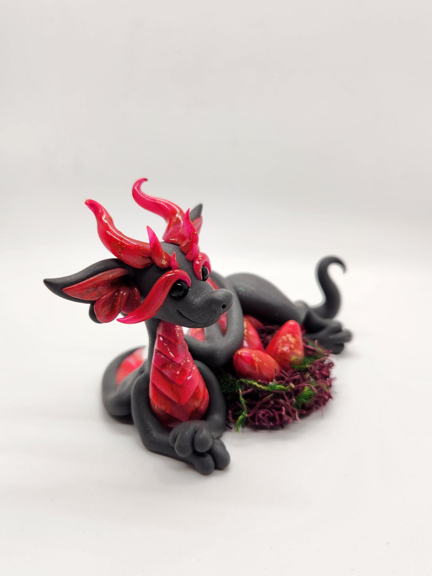 "Moer" gray and pink dragon mother with eggs sculpture