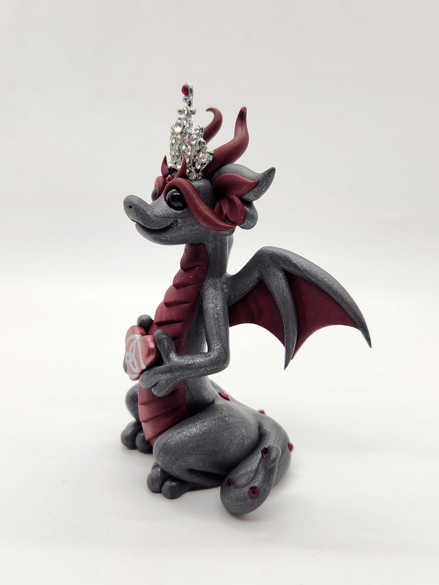 "Róisín" dark gray claddagh dragon sculpture