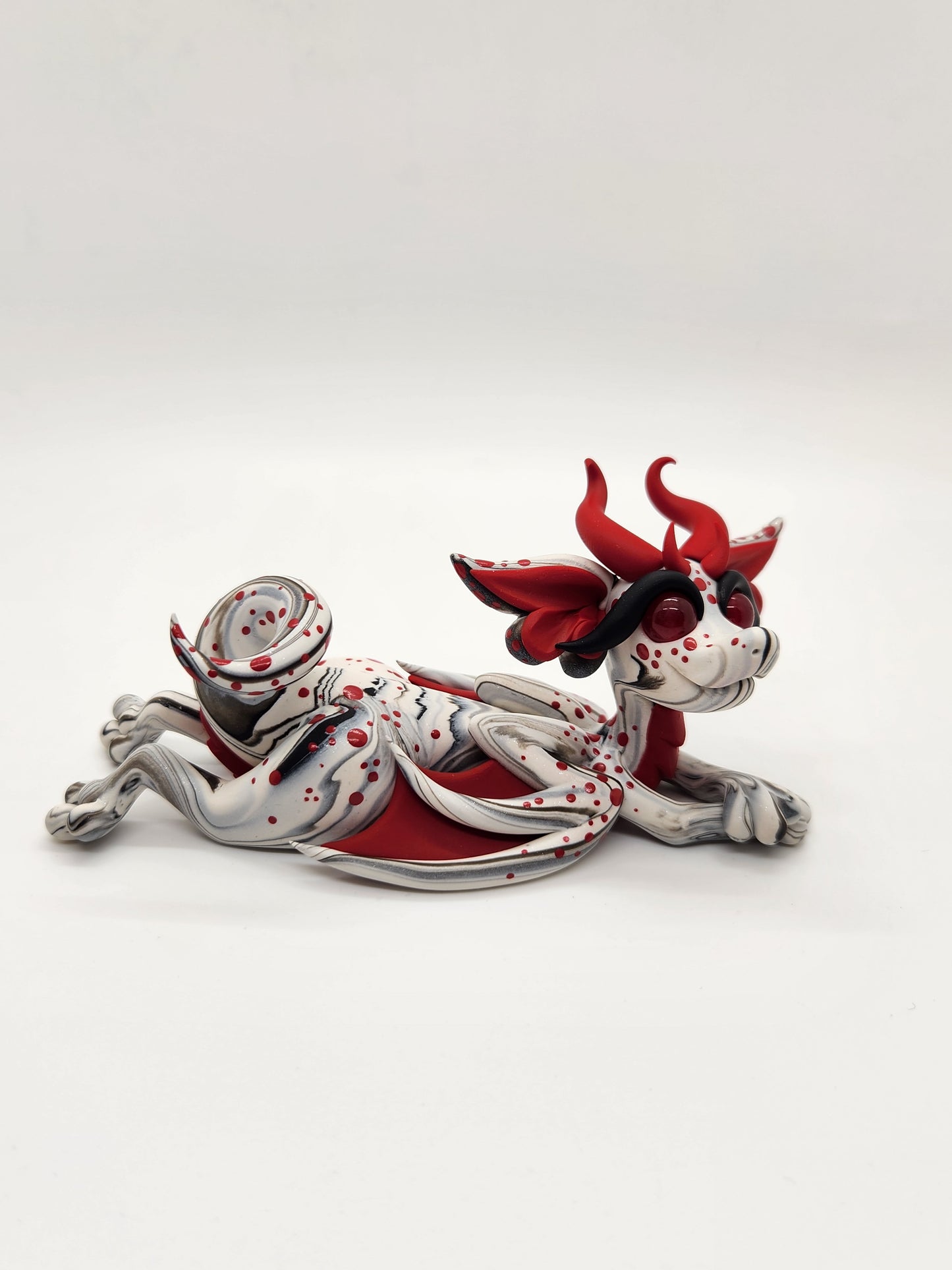 "Klein" white and red mini dice set dragon sculpture