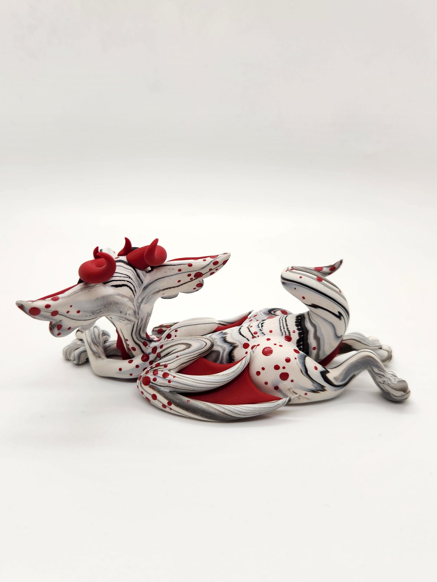 "Klein" white and red mini dice set dragon sculpture